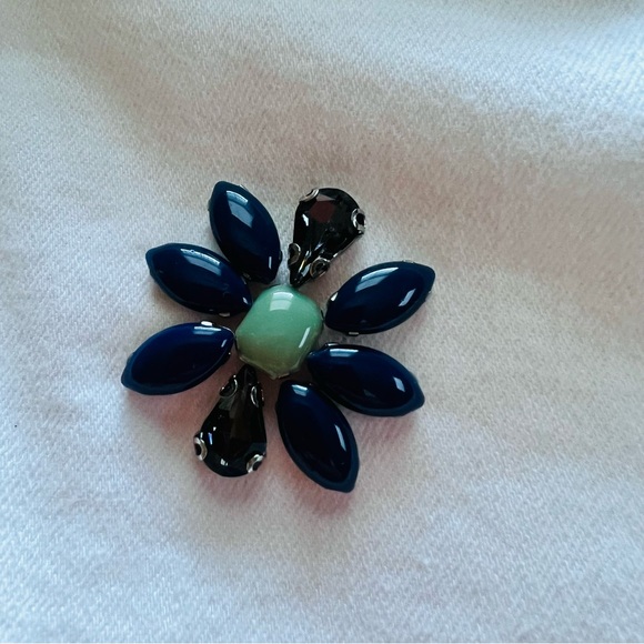 Chico’s White Jeweled Embellished Girlfriend Crop Jeans – Size 1.5 (US 10–12) - Picture 8 of 9